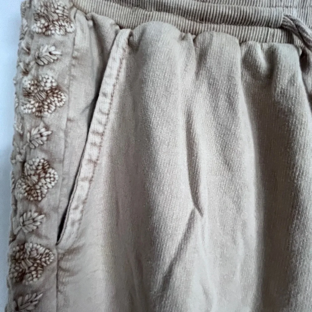 Solitaire Beige Floral Embroidered stonewash SweatPants size large - Picture 4 of 10
